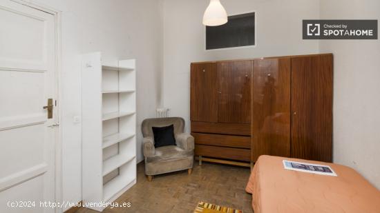 Encantadora habitación con escritorio en piso compartido, Moncloa - MADRID