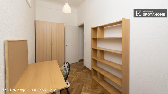 Habitación acogedora con armario independiente en el piso compartido, Malasaña - MADRID