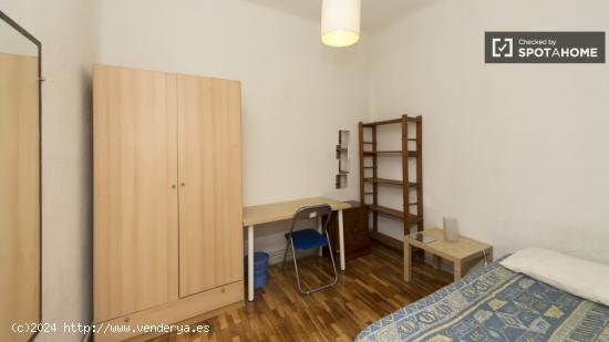 Habitación acogedora con escritorio en piso compartido, Malasaña - MADRID