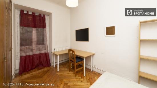 Amplia habitación con calefacción en piso compartido, Malasaña - MADRID