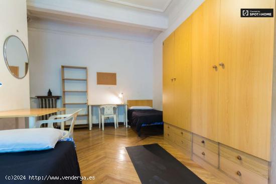  Amplia habitación con estantería en piso compartido, Chamberí - MADRID 