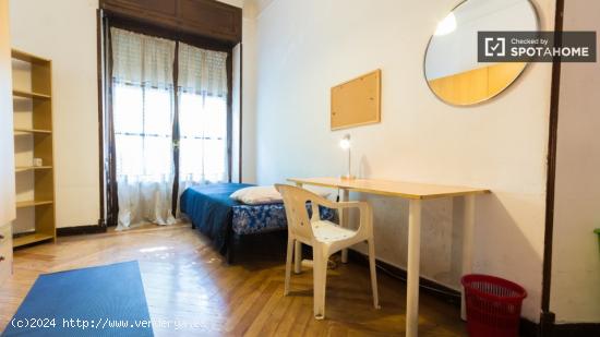 Amplia habitación con estantería en piso compartido, Chamberí - MADRID