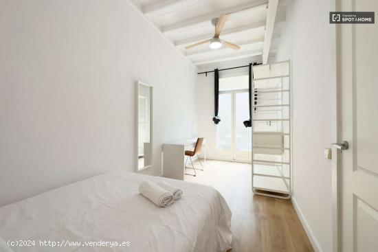  Hermosa habitación con balcón en un apartamento de 5 dormitorios, El Raval - BARCELONA 