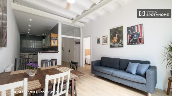 Hermosa habitación con balcón en un apartamento de 5 dormitorios, El Raval - BARCELONA