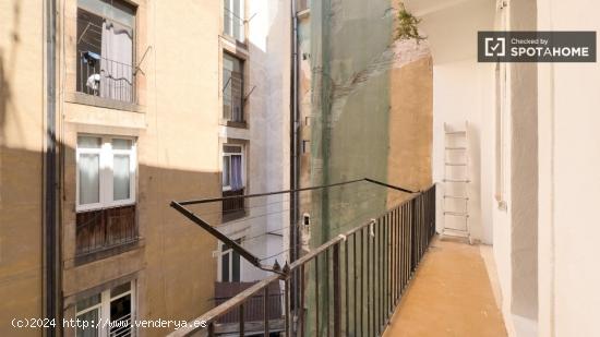 Hermosa habitación con balcón en un apartamento de 5 dormitorios, El Raval - BARCELONA