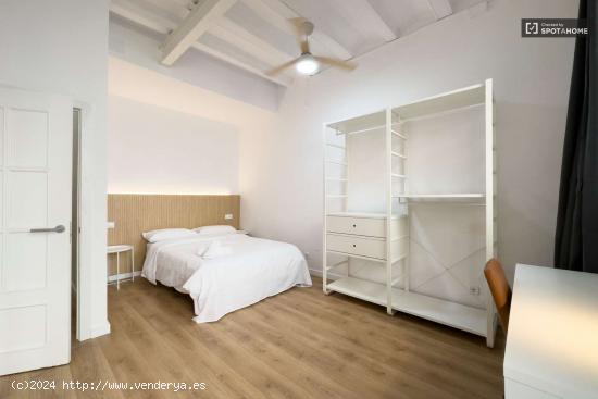  Habitación acogedora con escritorio en un apartamento de 5 dormitorios, El Raval - BARCELONA 