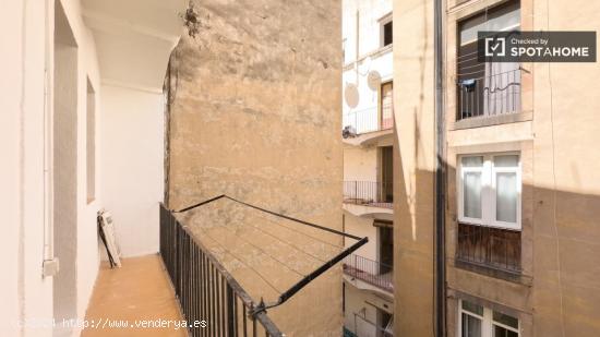 Habitación acogedora con escritorio en un apartamento de 5 dormitorios, El Raval - BARCELONA