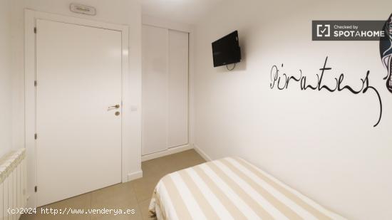 Alquilar una habitación en piso compartido con escritorio, Puerta del Sol - MADRID