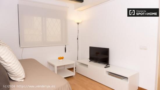 Modernos minutos una buhardilla dormitorio de la Universidad - BARCELONA