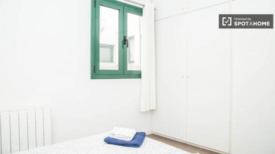 Amplio apartamento de un dormitorio con vistas al Mercat de Sant Antoni - BARCELONA