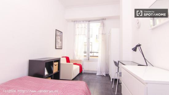 Se alquila habitación en piso de 6 habitaciones en Eixample - VALENCIA