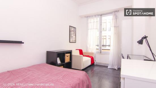 Se alquila habitación en piso de 6 habitaciones en Eixample - VALENCIA