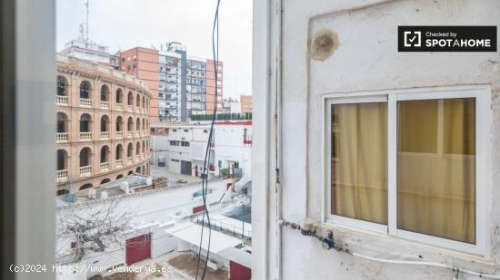 Se alquila habitación en piso de 6 habitaciones en Eixample - VALENCIA