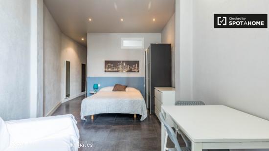 Se alquila habitación en piso de 6 habitaciones en Eixample - VALENCIA