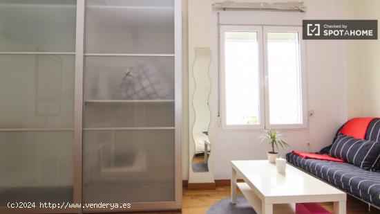 Habitación luminosa con cómoda en piso compartido, Eixample - VALENCIA