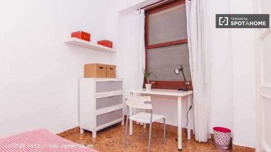 Habitación equipada con armario independiente en un apartamento de 6 dormitorios, Ciutat Vella - VA