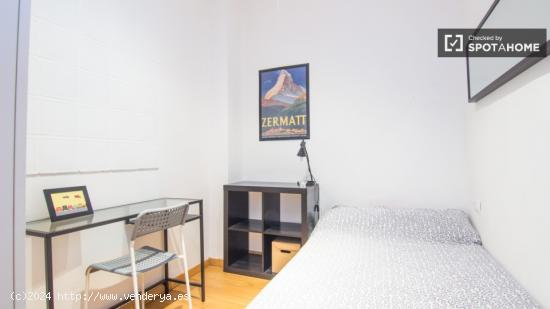 Habitación equipada con escritorio en un apartamento de 5 dormitorios, Eixample - VALENCIA