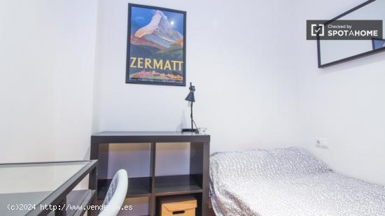 Habitación equipada con escritorio en un apartamento de 5 dormitorios, Eixample - VALENCIA