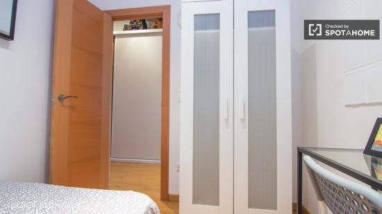 Habitación equipada con escritorio en un apartamento de 5 dormitorios, Eixample - VALENCIA