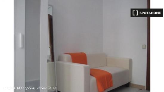 Habitación soleada con calefacción en piso de 6 habitaciones, Ciutat Vella - Inquilinos 50+ - VALE