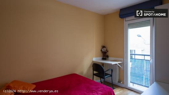 Relajante habitación con ventana con vista a la calle en apartamento de 4 dormitorios, Villa Olímp