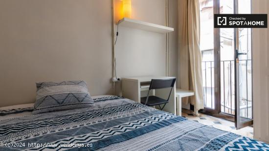 Habitación soleada con cama doble en alquiler en Barri Gòtic. - BARCELONA