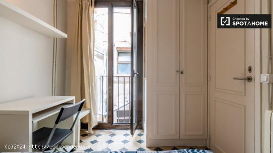 Habitación soleada con cama doble en alquiler en Barri Gòtic. - BARCELONA