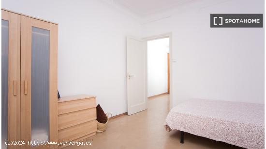 Habitación acogedora con armario independiente en el apartamento de 6 dormitorios, Eixample - BARCE