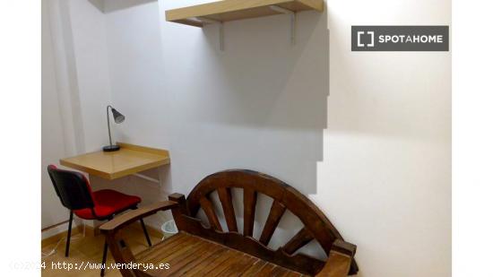 Habitación amueblada con armario empotrado en un apartamento de 11 dormitorios, Malasaña - MADRID