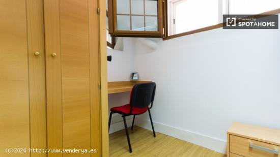 Luminosa habitación con calefacción en apartamento de 11 dormitorios, Malasaña - MADRID