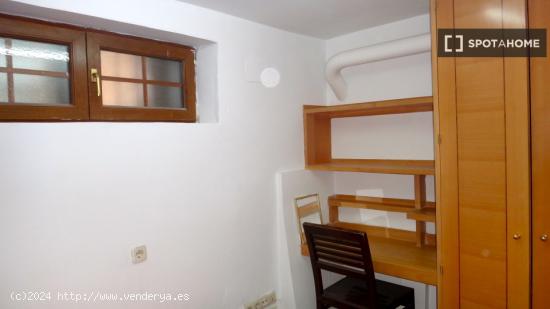 Habitación amueblada con armario empotrado en un apartamento de 11 dormitorios, Malasaña - MADRID