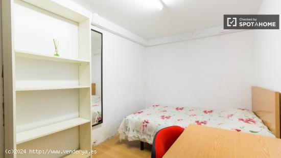 Cálida habitación con estantería en piso compartido, Malasaña - MADRID