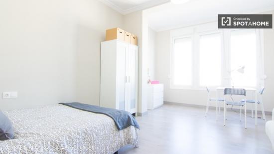 Habitación amueblada con escritorio en un apartamento de 6 dormitorios, Eixample - VALENCIA