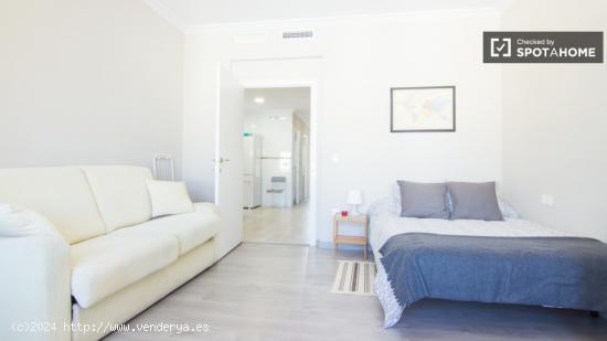 Habitación amueblada con escritorio en un apartamento de 6 dormitorios, Eixample - VALENCIA