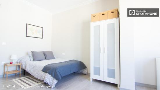 Habitación amueblada con escritorio en un apartamento de 6 dormitorios, Eixample - VALENCIA