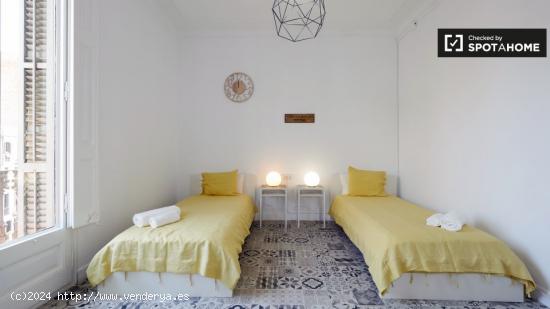 Habitación compartida decorada con parejas permitidas en piso compartido, Gràcia - BARCELONA