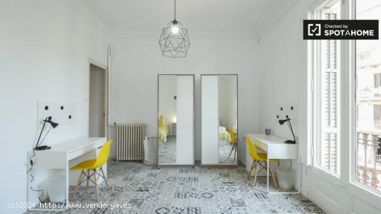 Habitación compartida decorada con parejas permitidas en piso compartido, Gràcia - BARCELONA