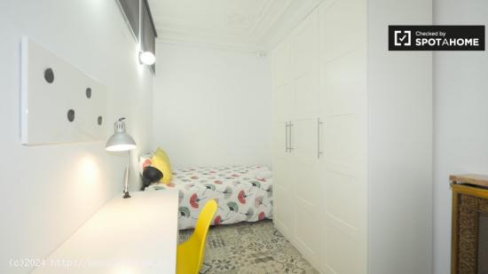 Habitación amueblada con armario independiente en el piso compartido, Gràcia - BARCELONA