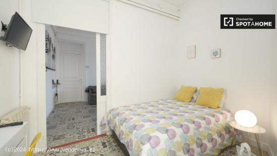 Habitación amueblada con calefacción en piso compartido, Gràcia - BARCELONA