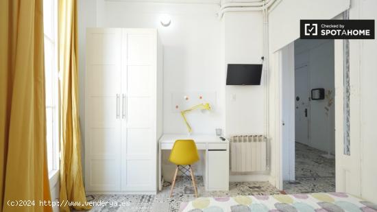 Habitación amueblada con calefacción en piso compartido, Gràcia - BARCELONA