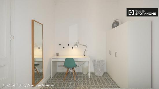 Habitación equipada con escritorio en piso compartido, Gràcia - BARCELONA