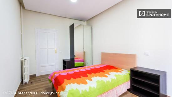 Buena habitación con armario independiente en piso compartido, Moncloa - MADRID