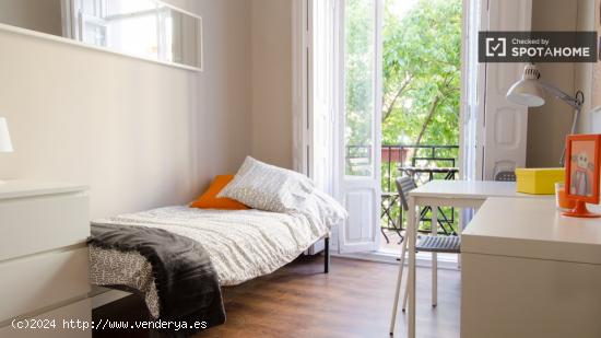 Habitación luminosa con ventana con vista a la calle en piso compartido, Eixample - VALENCIA