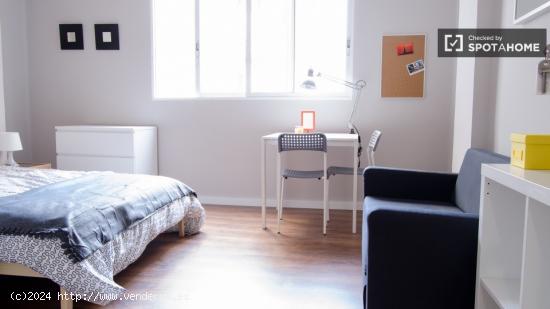 Cómoda habitación con amplio espacio de almacenamiento en el apartamento compartido, Eixample - VA