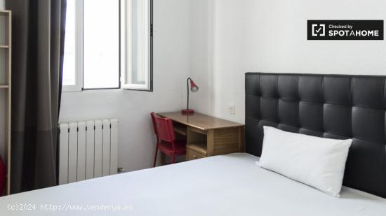 Cómoda habitación con escritorio en piso compartido, Chamberí - Sólo mujeres - MADRID