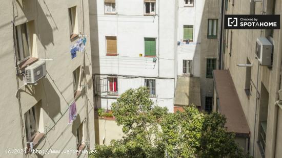 Cómoda habitación con escritorio en piso compartido, Chamberí - Sólo mujeres - MADRID