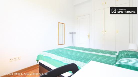 Habitación luminosa con armario empotrado en piso compartido, Chamberí - Mujeres - MADRID