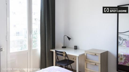 Habitación decorada con escritorio en piso compartido, Chamberí - MADRID