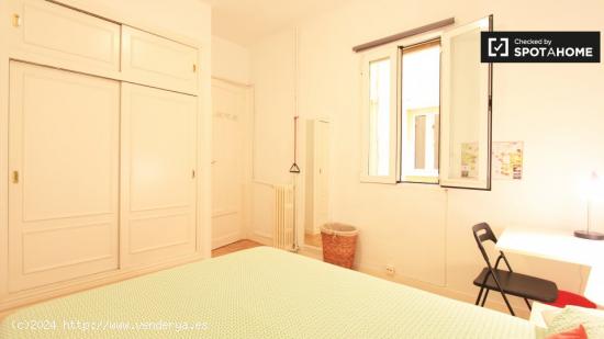 Habitación amueblada en apartamento de 4 dormitorios en Almagro y Trafalgar. - MADRID