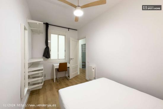  Habitación equipada con escritorio en un apartamento de 5 dormitorios, El Raval - BARCELONA 